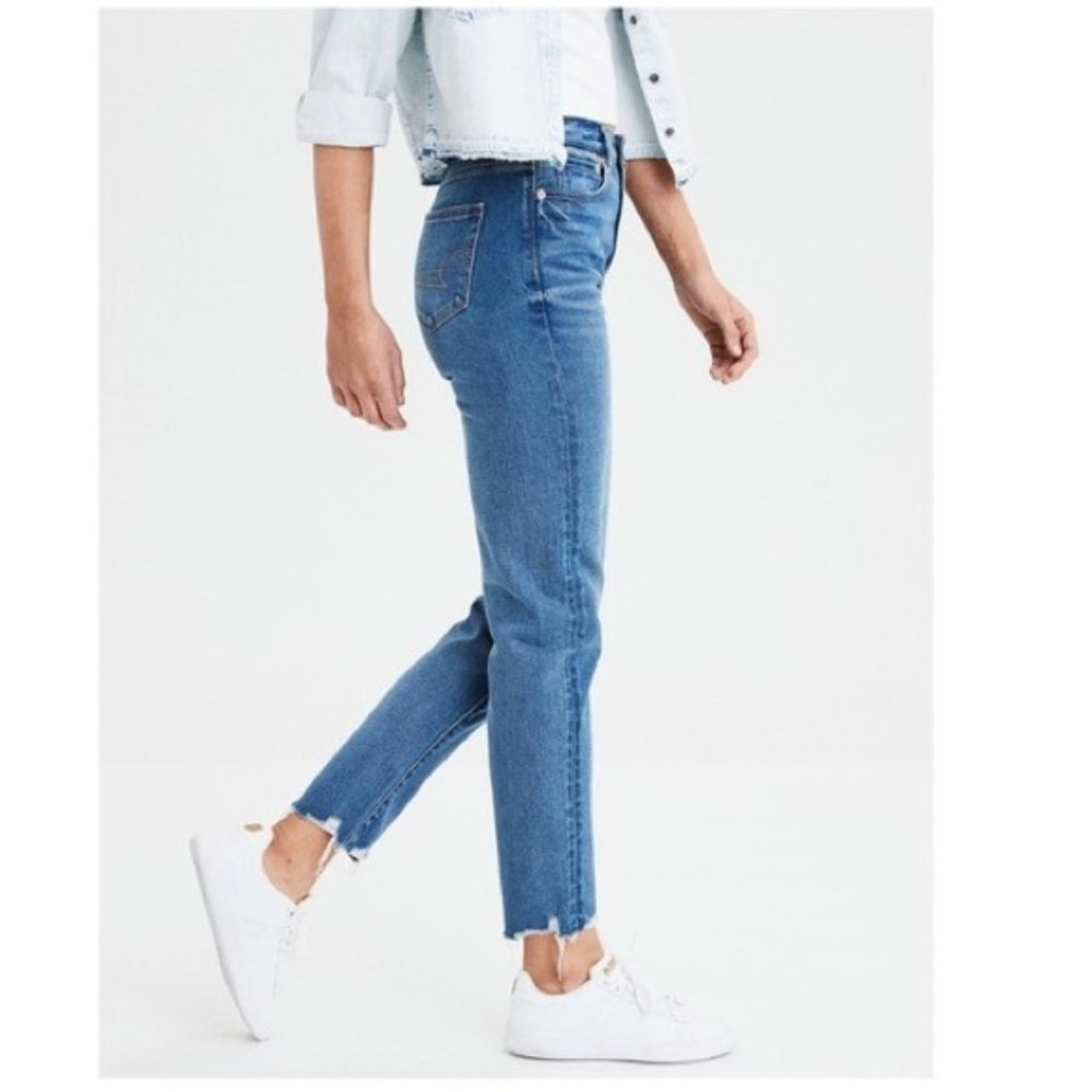 American Eagle Mom Jean Raw Hem Medium Wash Size 4